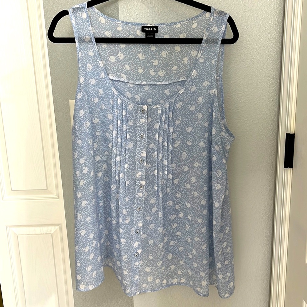 Torrid size 2 blue floral pleated chiffon sleeveless top with tulip back
